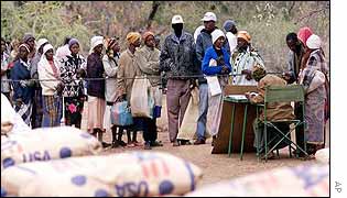 Zimbabwean queuing up to receive food aid