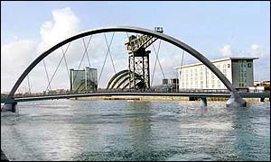 Artist's impression of Pacific Quay bridge
