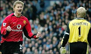 Ole Gunnar Solskjaer sweeps in Ryan Giggs' low cross to equalise for Manchester United