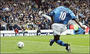 Shaun Goater gives City a 2-1 lead just before the break after pouncing on a Gary Neville mistake
