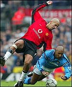 United's Juan Sebastian Veron and City's Niclas Anelka get in a tangle