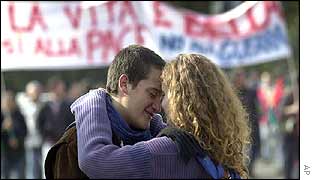 A couple kiss in the Florence protest