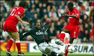Middlesbrough's George Boateng and Jonathan Greening surround Liverpool's Salif Diao 