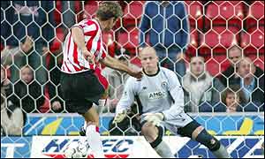 James Beattie slots home a spot-kick for Southampton on 38 minutes