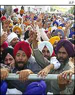 Sikhs shout anti government slogans at the Golden Temple