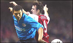 Francis Jeffers contests the ball with Andre Ooijer