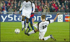 Michael Owen equalises for Liverpool in the 85th minute as he scores a rebound from his own penalty miss
