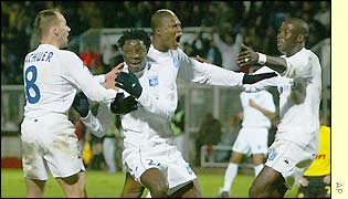 Banjamin Mwaruwari scores the all-important goal for Auxuerre