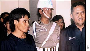 Amrozi (left) with Indonesia's police chief General Da'i Bachtiar (right)