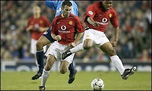 Ryan Giggs and Quinton Fortune waste a good chance for United