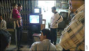 Iraqis gather round to hear news of letter accepting UN resolution