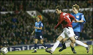 Ruud van Nistelrooy scores to wrap things up for United with 20 minutes to go