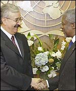 Iraqi Foreign Minister Naji Sabri (L) with UN Secretary General Kofi Annan in a file photo.