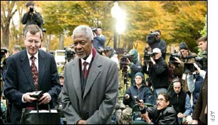 United Nations Secretary General Kofi Annan (centre) at a press conference to announce Iraq's acceptance
