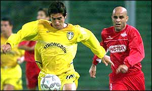 Harry Kewell torments the Hapoel defence 