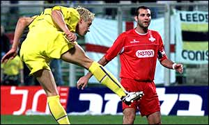 Alan Smith scores his and Leeds' fourth goal