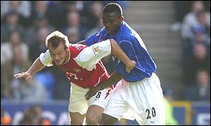Joseph Yobo battles with Arsenal's Freddie Ljungberg