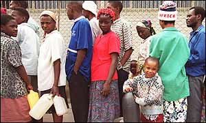 Zimbabweans queuing for fuel