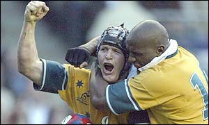 Elton Flatley's second try gives Australia a 25-16 lead 