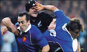 New Zealand's Marty Holah takes on Thomas Castaignede (left) and Francois Gelez 