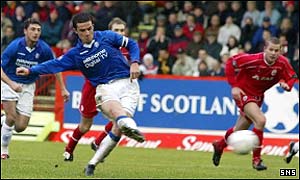 Barry Ferguson scores for Rangers against Aberdeen