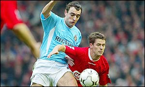 Sunderland's Gavin McCann stops Michael Owen