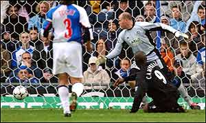 On 19 minutes Kevin Campbell fires home from Lee Carsley's cross to give Everton the lead
