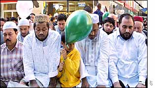 Muslim men praying on a march in New York 
