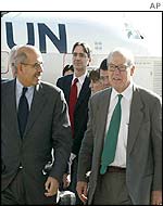 Hans Blix (r) and Mohammed el-Baradei arrive in Iraq