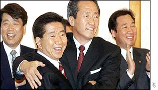 Roh Moo-hyun, 2nd left, hugs Chung Mong-joon as they announce their joint candidacy