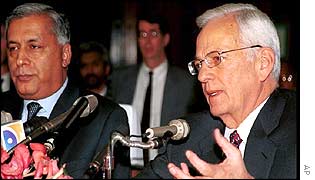 Pakistani Finance Minister Shaukat Aziz and US Treasury Secretary Paul O'Neill