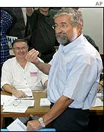 Amram Mitzna votes in the leadership elections