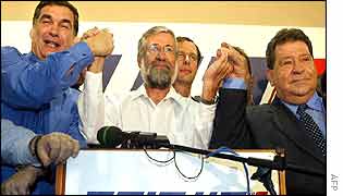 Amram Mitzna (C) holding hands with his rivals