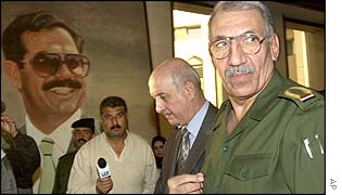 Iraqi Oil Minister Aamer Mohamed Rashid walks with Jordanian Energy Minister Mohamed al-Bataina