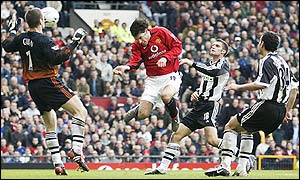 Ruud van Nistelrooy heads Manchester United into a 2-1 lead
