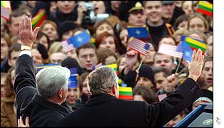 President Bush (right) with Lithuanian President Valdas Adamkus
