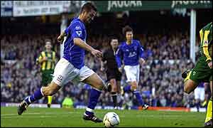 Tomasz Radzinski piuts Everton ahead at Goodison Park