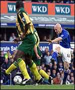 Thomas Gravesen fires in a shot
