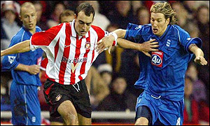 Sunderland's Gavin McCann (left) tussles with Birmingham's Robbie Savage