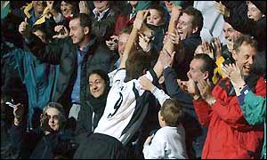Sava joins in with the Fulham fans