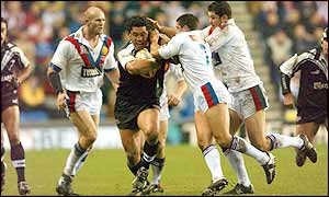 New Zealand's Reuben Wiki is tackled by Great Britain's Paul Deacon (second right) and Andy Farrell (far right) 