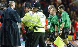 Arsenal manager Arsene Wenger berates Paul Durkin after Saturday's game