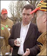 Andy Gilchrist visiting striking firefighters in Luton