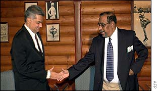 Sri Lanka PM Ranil Wickramasinghe (left) and Tamil Tigers chief negotiator Anton Balasingham meet in Oslo 