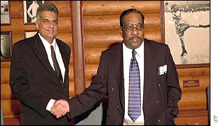 Sri Lanka PM Ranil Wickramasinghe (left) and Tamil Tigers chief negotiator Anton Balasingham meet in Oslo 