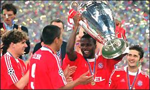 Samuel Kuffour lifts the European Cup 