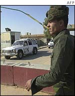 Iraqi guard lets in inspectors at graphite rods factory