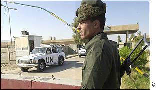 Weapons inspectors leave UN compound watched by Iraqi soldier