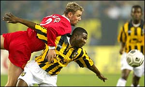 Vitesse Arnhem's Emile Mbamba (right) vies with Reds defender Stephane Henchoz 