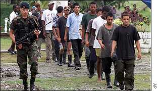 Colombian army escorts suspected AUC members